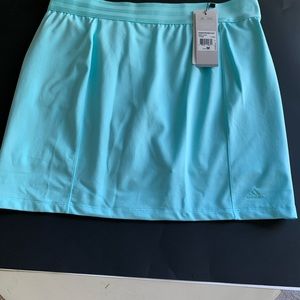 NWT Adidas Essenrwskort/ Medium/turquoise color.